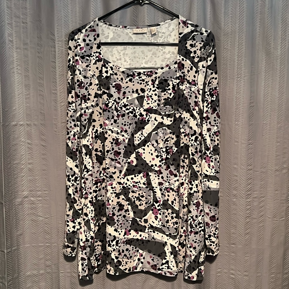 LOGO Lori Goldstein Spotted Top